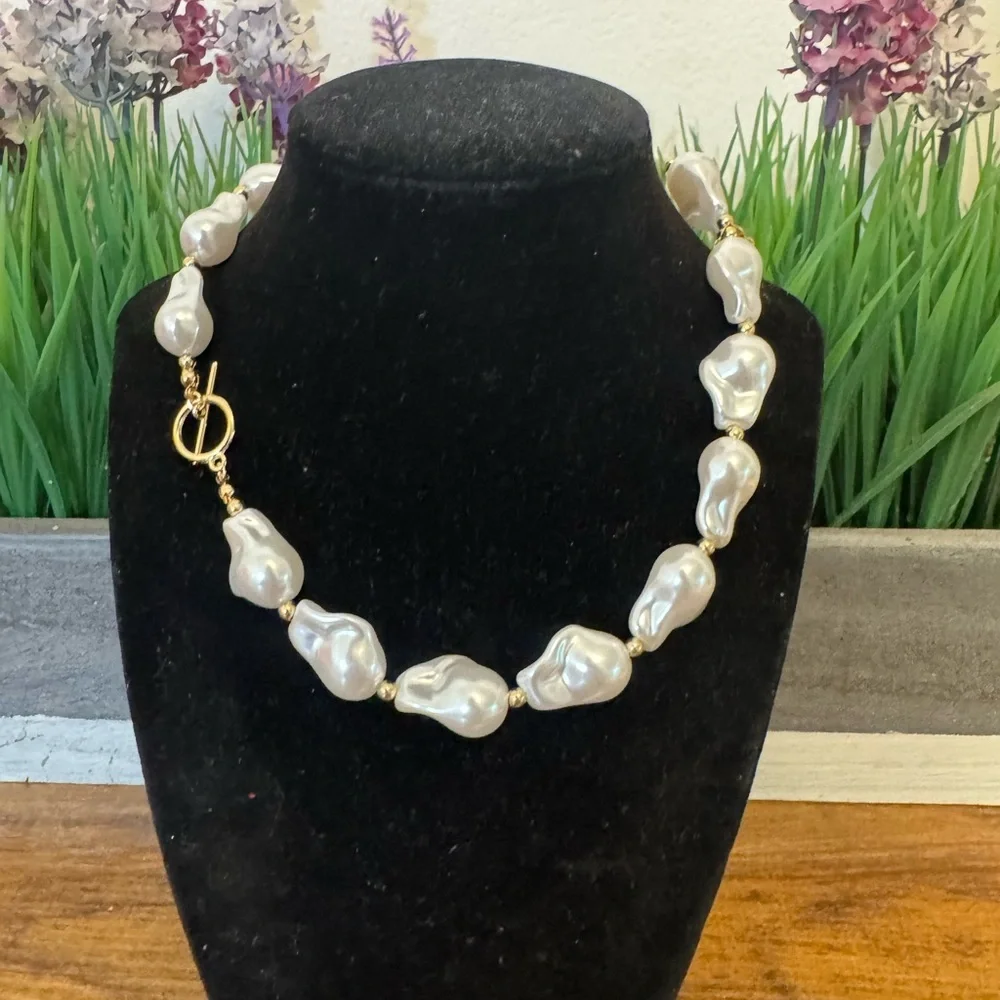 Elegant Gold and White Pearl Necklace